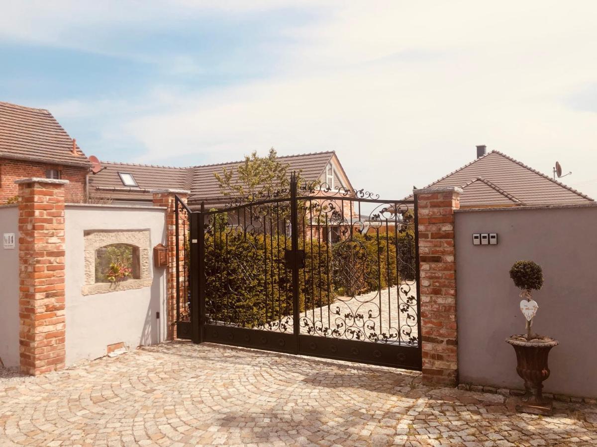 Alte Schmiede Mit Sauna, Pool Und Whirpool Im Aussenbereich Schoenstes Ferienhaus Der Lausitz Elsterheide エクステリア 写真